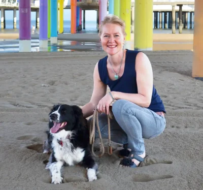 Zephalinda met hond op het strand